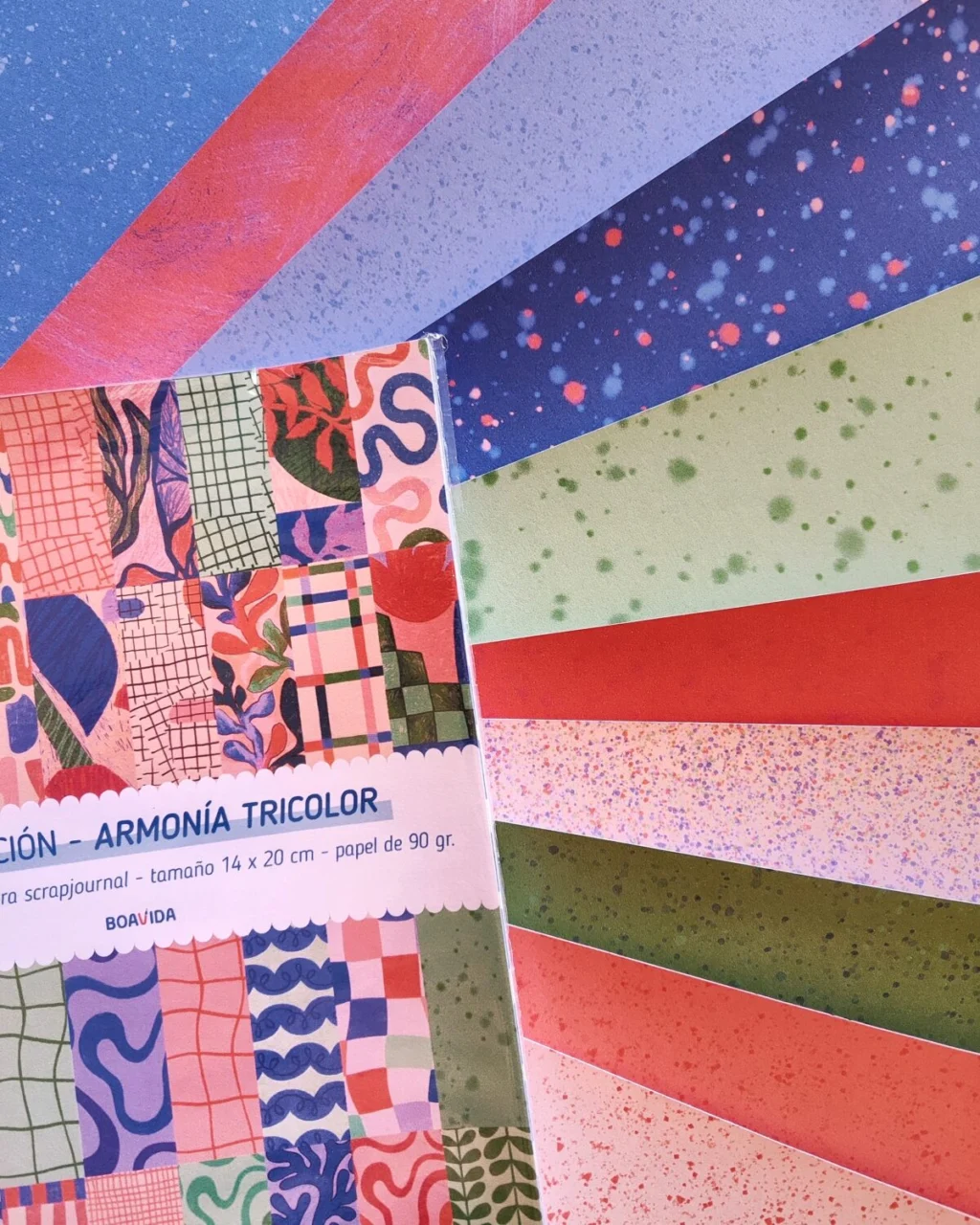 Set 40 papeles para Scrap - "Armonía Tricolor"