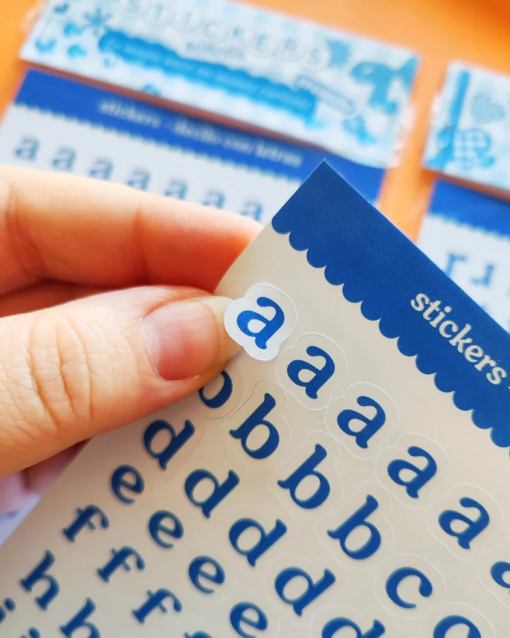 Sticker "Decilo Con Letras "- Letras de 1 cm azules