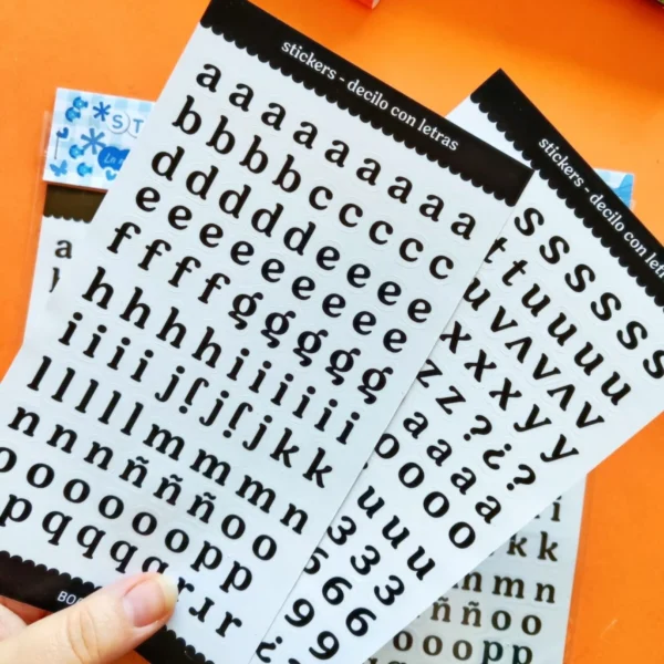 Sticker "Decilo Con Letras "- Letras de 1 cm negras