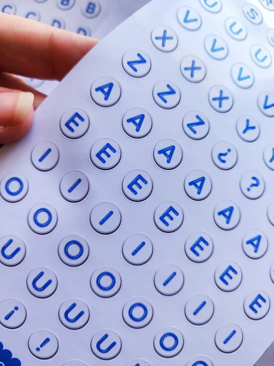 Sticker "sopa de Letras "- alfabeto beads azules
